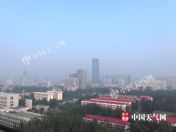 河北石家庄等地大雾阻交通 未来三天雨雪雾齐来袭
