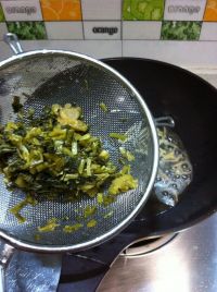酸菜焖黄鱼的做法步骤6