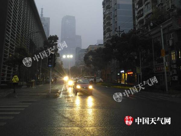 重庆雨雾致高速公路交通管制 明天晨间仍有雾