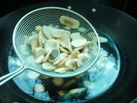 韭菜苔炒马勃菌的做法步骤4