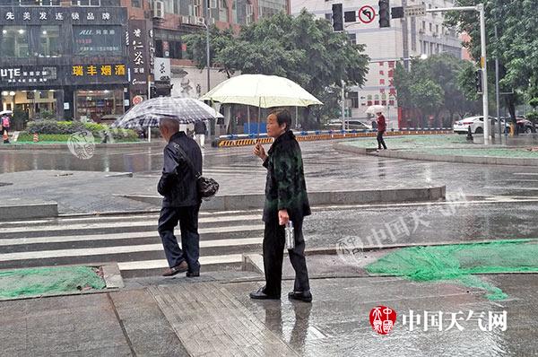 今天上午重庆主城迎来出城次高峰 强降雨袭渝或添堵