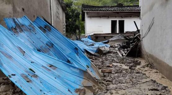 四川甘洛县暴雨发生泥石流灾害 周边23户58人及时转移无伤亡