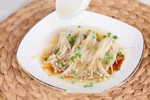 葱油金针菇的做法 葱油金针菇的家常做法
