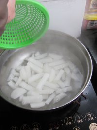 鲫鱼炖萝卜条的做法步骤4