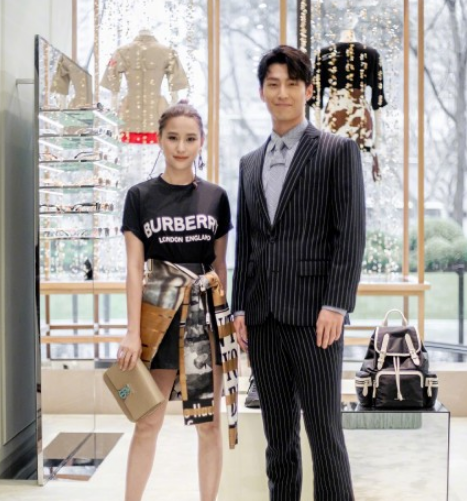 何超莲为窦骁染黑发是怎么回事 何超莲染黑发只因窦骁喜欢黑长直