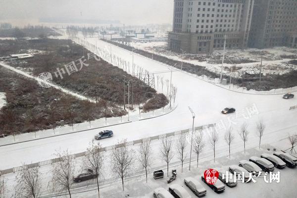 降雪致辽宁部分高速封闭 明日气温骤降8-10℃