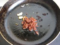 芹香豆瓣鲫鱼的做法步骤6