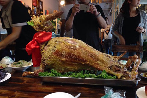 吐鲁番烤全羊去哪吃 吐鲁番最好吃的烤全羊推荐