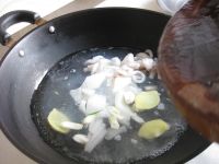 爆炒墨鱼花的做法步骤5