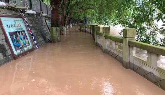 重庆河流迎来今年首次洪峰 部分水域实施临时交通管制