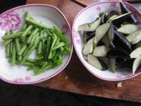 茄子炒豇豆的做法步骤1