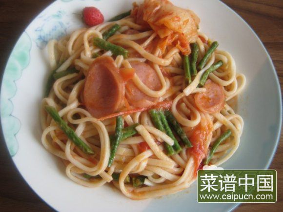 西红柿香肠炒面