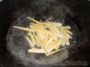 五花肉焖鲜笋的做法步骤1
