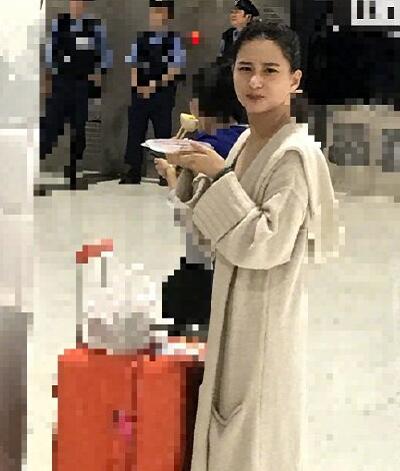 窦骁晒与何超莲合照是怎么回事 窦骁晒与何超莲合照秀恩爱