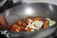 香炒蚕蛹的做法步骤10