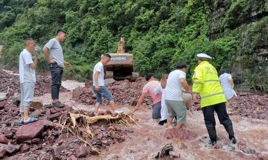 湖南保靖县强降雨引发泥石流 已造成6人死亡1人失踪