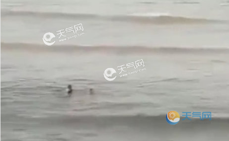 3人淌浅水过钱塘江被冲走 3人被钱塘江冲走有人活着吗？