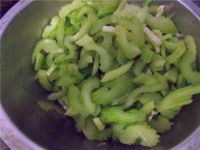 芹菜玉米炒回锅肉的做法步骤2