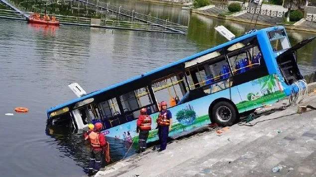 贵州公交坠湖案