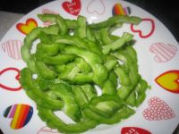 豆豉虾仁炒苦瓜的做法步骤2