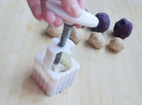 紫薯莲蓉月饼的做法步骤14