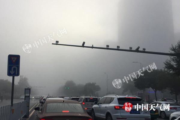 银川上演“寂静岭”能见度不足100米 明早宁夏仍有雾