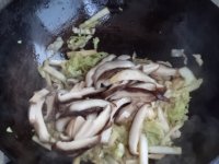 大白菜炒香菇的做法步骤7
