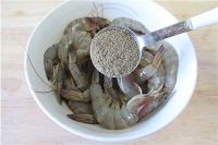 黑胡椒爽辣烤虾的做法步骤3