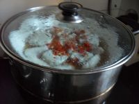 剁椒臭豆腐蒸目鱼蛋的做法步骤3