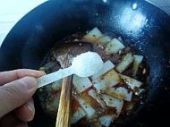 简单家常菜----牛肉豆豉炒凉粉的做法步骤7