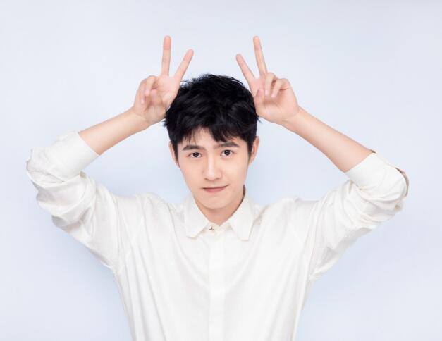 刘昊然一抹绯红妆是怎么回事 刘昊然一抹绯红妆是什么情况