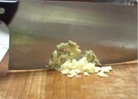 香椿煎泥鳅的做法步骤2