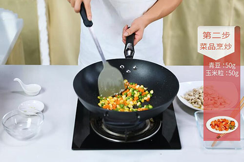 青豆红萝卜鸡丁的做法 青豆红萝卜鸡丁怎么做