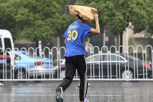 湖南暴雨不断多地气温仅有21℃ 未来可能诱发的山洪地质灾害