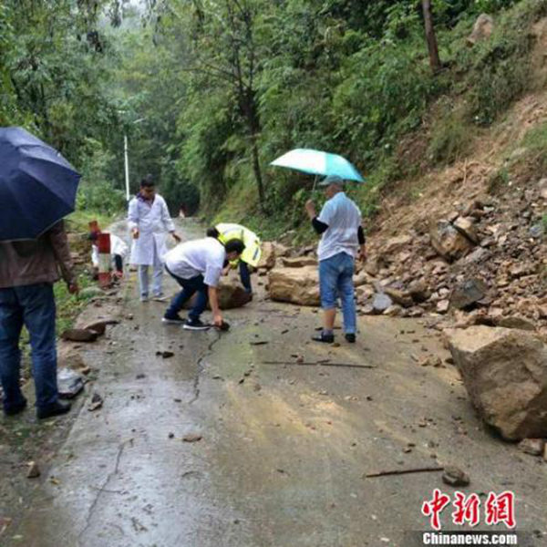 陕西岚皋县普降大雨 已致2人遇难9000多人撤离