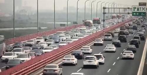 受大雾与车流量影响 河北部分高速站口全部关闭