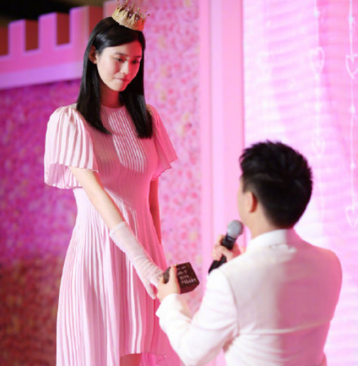 何猷君审美是怎么回事 何猷君求婚现场的审美遭到质疑