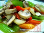 西芹炒蘑菇的做法步骤5