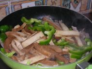 青椒炒茶干的做法步骤4