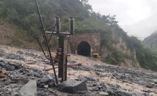 四川成昆铁路路段发生泥石流 客运货运列车暂时停运