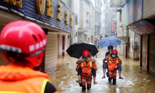湖北咸宁暴雨致7名考生被困 积水1米多消防员利用橡皮艇救援