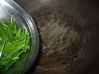 韭菜花炒河虾的做法步骤2