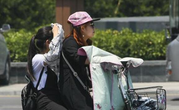 广东气温飙至35℃闷热感十足! 考生要注意防暑降温及防晒