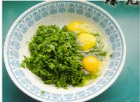 香芹叶鸡蛋饼配玉米肠油条的做法步骤3