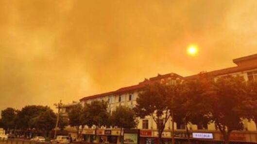 西昌山火迅速蔓延烟雾弥漫 市区部分路段禁止车辆通行