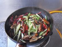 红辣椒煸蚕蛹的做法步骤12