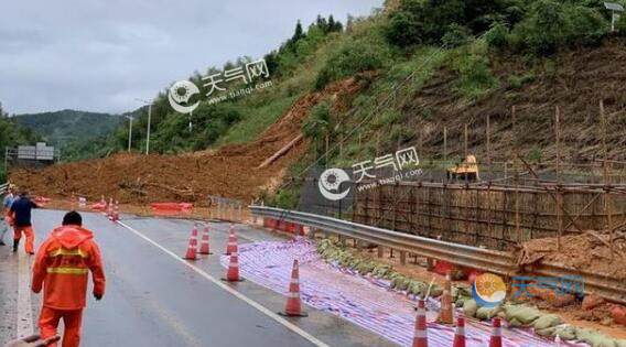 浙江龙庆高速遭泥石流阻路 已造成双向交通阻断