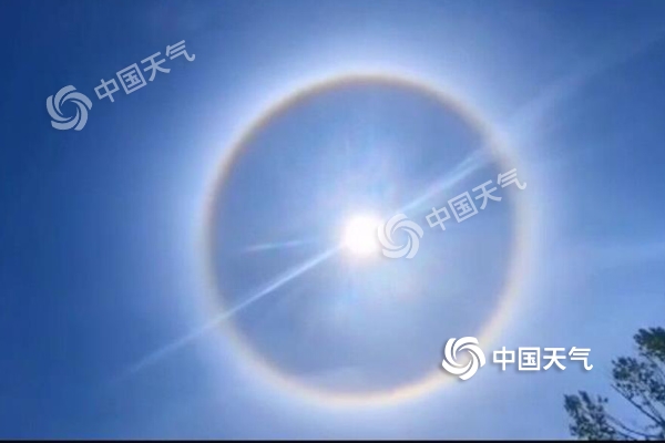 长白山地区上空出现完整日晕