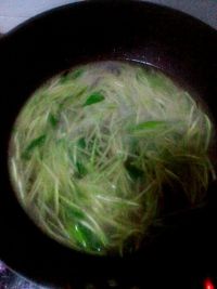 黄瓜丝麻花汤的做法步骤2