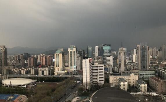 雷暴天气致玉林多地出现停电 供电局人员连夜抢修复电